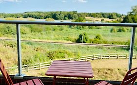 Riverside Haven In Woodbridge